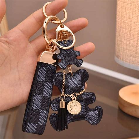 llavero oso louis vuitton|louis vuitton key holder.